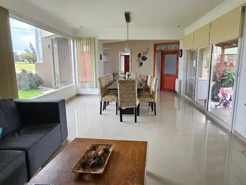 Casa 5 ambientes con 3 baños