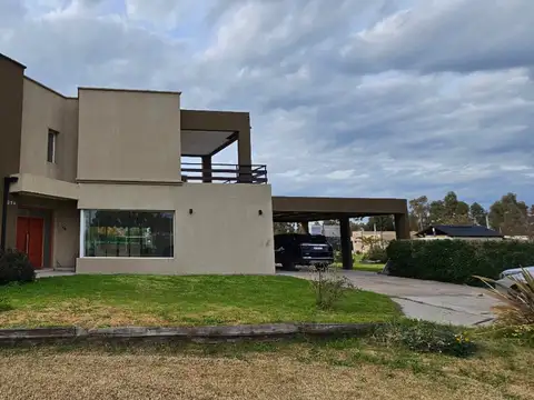 Casa en venta c/ cochera en Punta Alta
