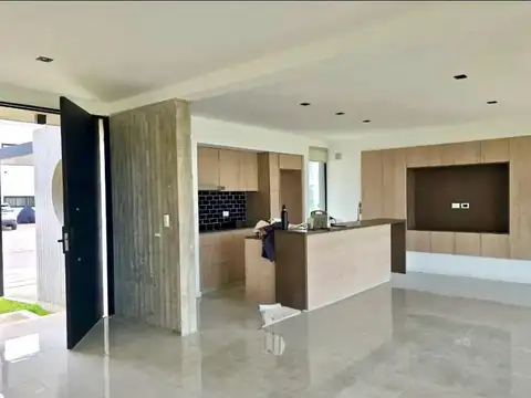 Casa en Alquiler con 2 cocheras