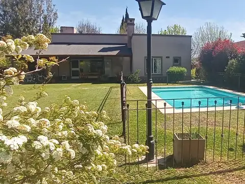 Casa 5 ambientes con 2 baños