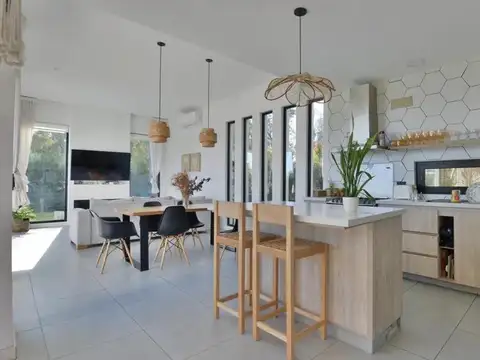 Casa en Alquiler Temporal con 4 cocheras