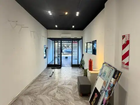 LOCAL 35m2 con 2 VIDRIERAS PERSIANA BAÑO Y BAULERA