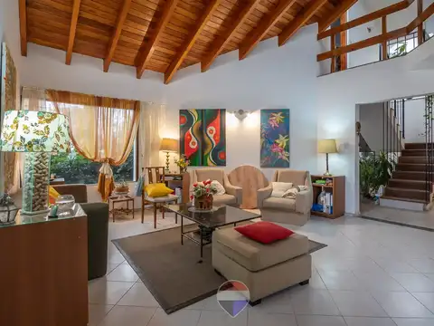 Casa 12 ambientes con 4 baños