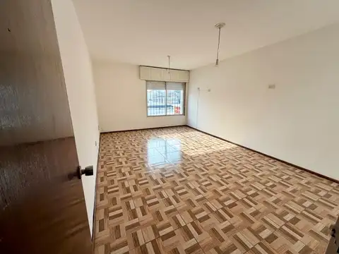 Casa en Alquiler con 2 cocheras