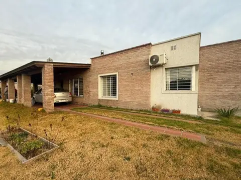 Casa de 3 habitaciones y piscina en Punta Chacra, Roldán