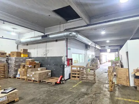 DEPÓSITO EN ALQUILER- 2 PLANTAS + OFICINAS - TIENE MONTACARGA E INGRESO DE CAMIÓN O VARIOS AUTOS - VARIOS RUBROS -