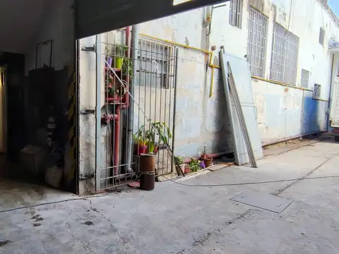 DEPÓSITO EN ALQUILER- 2 PLANTAS + OFICINAS - TIENE MONTACARGA E INGRESO DE CAMIÓN O VARIOS AUTOS - VARIOS RUBROS -