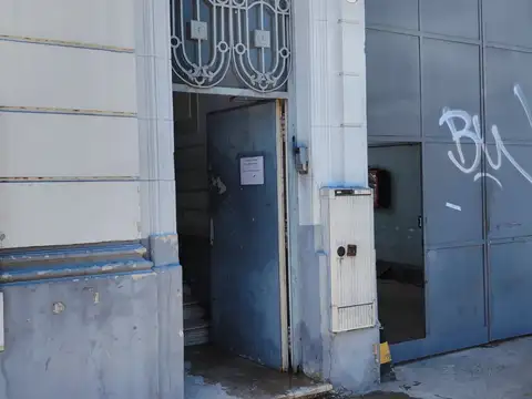 DEPÓSITO EN ALQUILER- 2 PLANTAS + OFICINAS - TIENE MONTACARGA E INGRESO DE CAMIÓN O VARIOS AUTOS - VARIOS RUBROS -