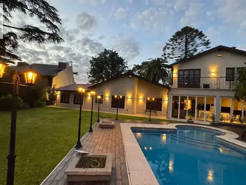 Casa en Venta con 2 cocheras