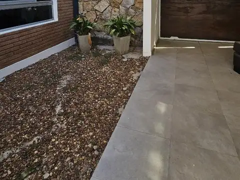 IMPECABLE CASA BARRIO ALBORADA, ESPERANZA