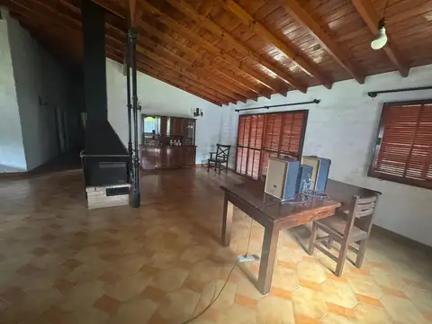 Quinta sobre lote de 2.500 m² con pileta, quincho, cancha de