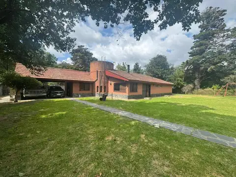 Quinta sobre lote de 2.500 m² con pileta, quincho, cancha de