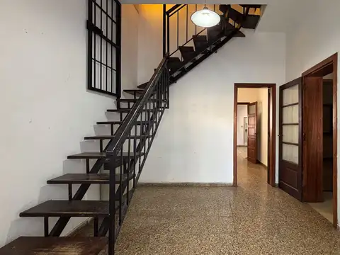 Casa 7 ambientes con 2 baños