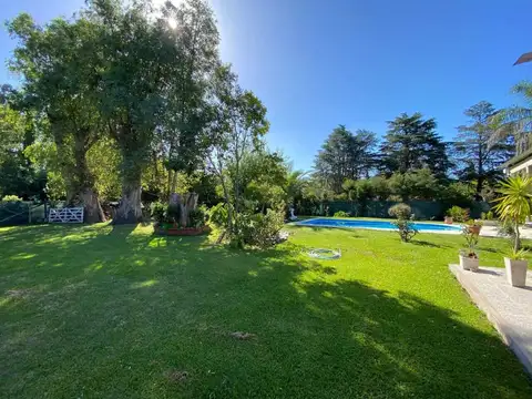 Casa en Alquiler con 2 cocheras