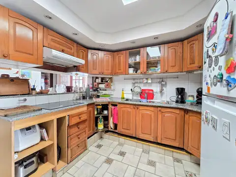 Casa 6 ambientes con 2 baños