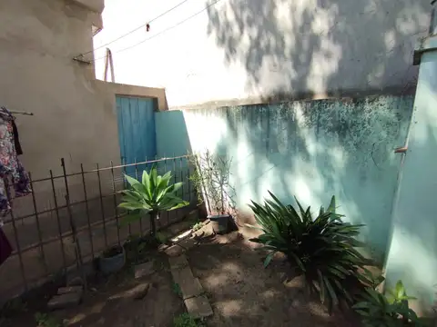 Casa 3 Ambientes con Local/Cochera en Venta - Castelar Sur