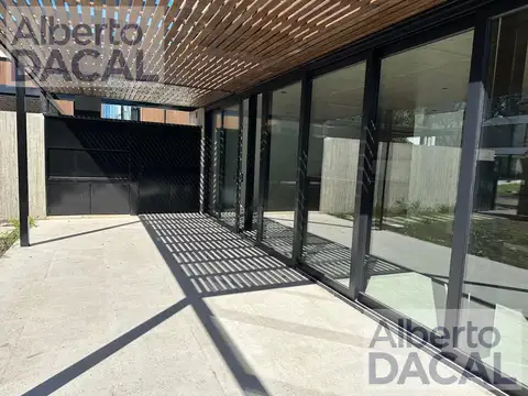 Casa en Alquiler con 1 cochera