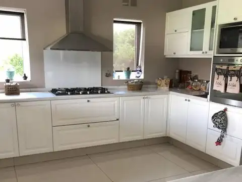 Casa en Alquiler con 2 cocheras