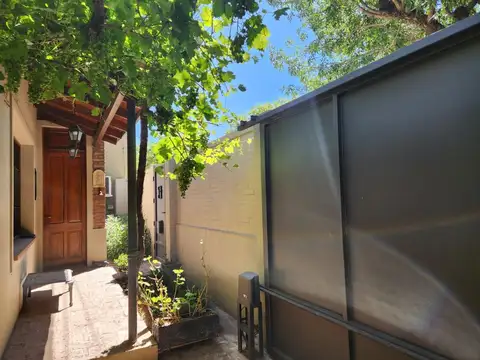 Casa de doble altura, estilo toscano de 3 dorm