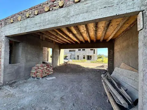Casa 6 ambientes con 2 baños