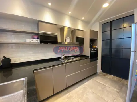 Casa 4 ambientes con 2 baños