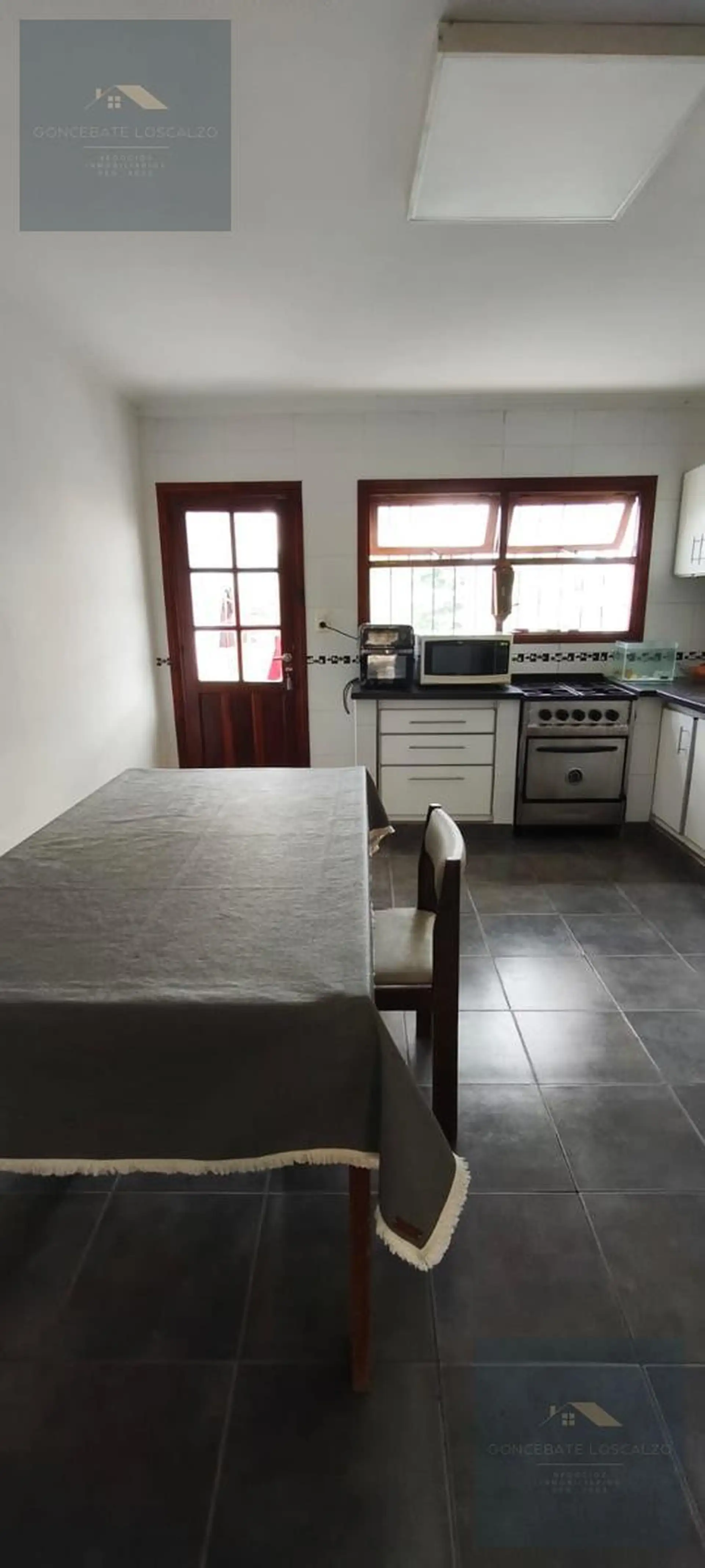 Casa 5 ambientes con garaje para dos autos y quincho