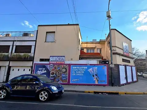 Lote en esquina - apto 700 m2.-