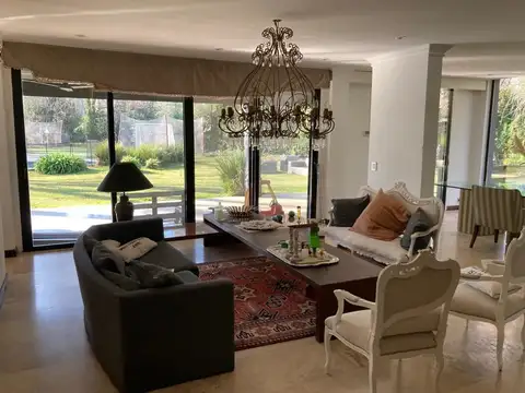 Casa en Venta con 4 cocheras