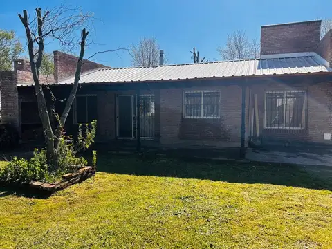 Casa venta en Carlos Keen Posib. de perm. por veh.