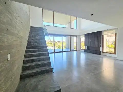 Casa 5 ambientes con 7 baños