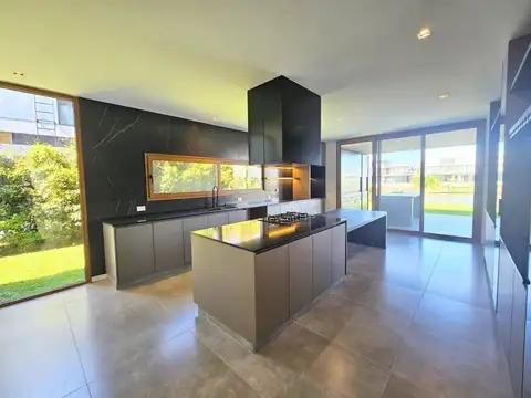 Casa en Venta con 6 cocheras