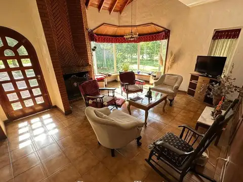 Casa en Alquiler con 2 cocheras