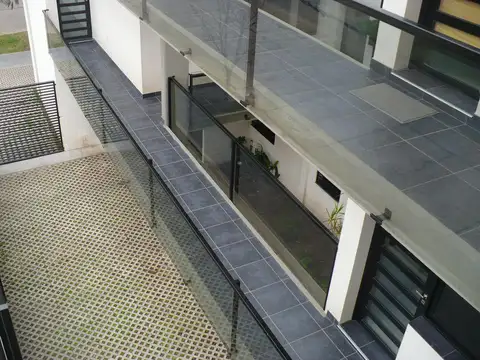 PATRICIO CULLEN al 6900 (esq. O. BONEO) con alarma sobre ingresos  e iluminacion