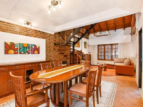 Casa en Venta con 2 cocheras