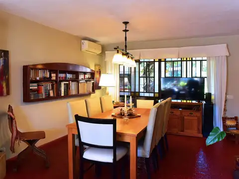 Casa 6 ambientes con 2 baños