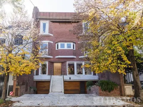 Casa en venta en Barrio Parque con jardín y pileta. 5 cocheras