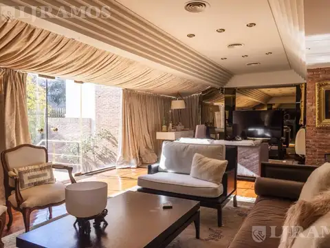 Casa en venta en Barrio Parque con jardín y pileta. 5 cocheras