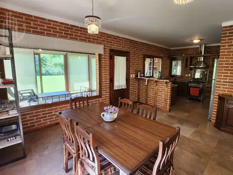 Casa en Alquiler con 2 cocheras