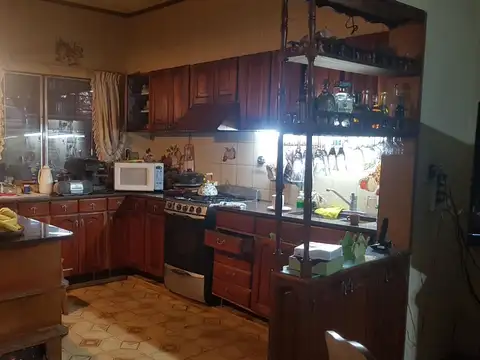 Casa 6 ambientes con 2 baños