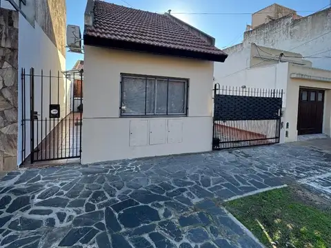 Alquiler de Casa 4 Ambientes en Banfield.