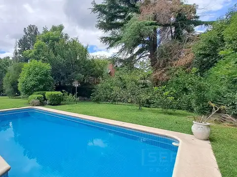 Casa 5 ambientes con 4 baños