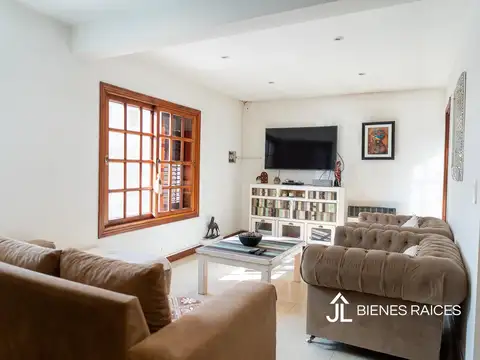 Alsina  al 200, Los Cardales centro