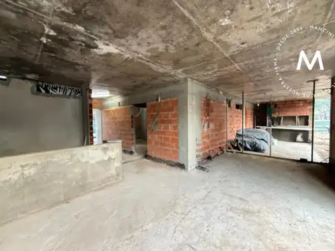 Casa en venta de 4 ambientes con cocheras, galería y jardín - José León Suarez