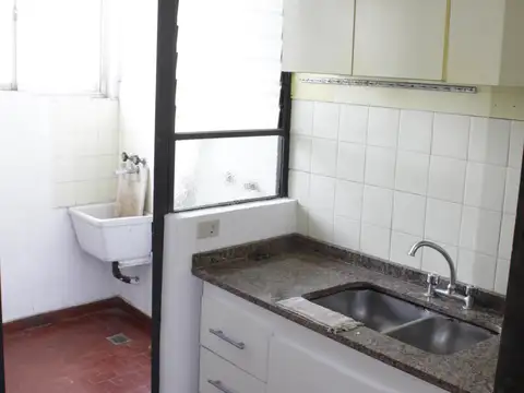 Departamento de 2 ambientes al contrafrente. Muy buena ubicación!