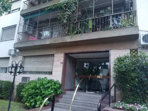 Muy luminoso 4 ambientes con cochera
