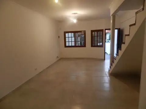 Depto Tipo Casa en Alquiler de 4 ambientes