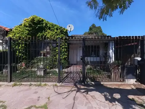 Casa 4 ambientes en venta en Villa de Mayo - a Refaccionar - Amplio jardin