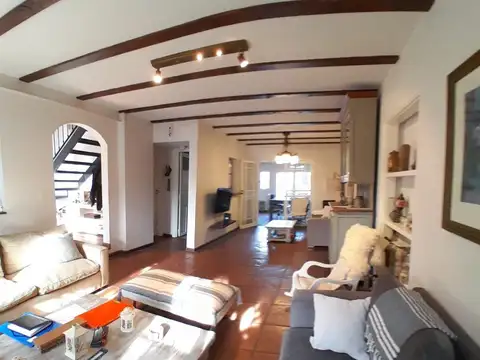Casa 4 ambientes con 2 baños