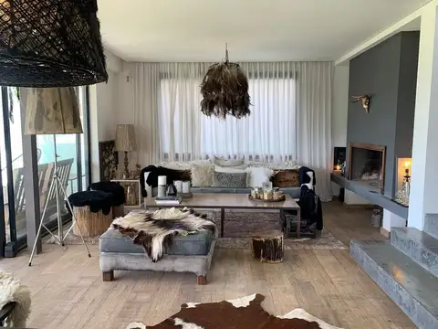 Casa en Venta con 3 cocheras