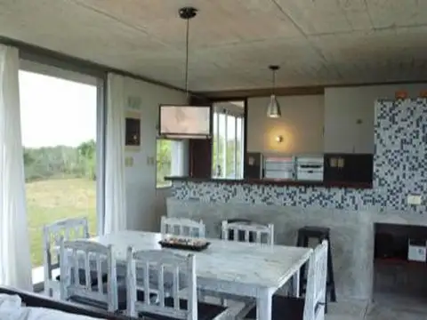 Casa de 4 ambientes con cocheras en venta en La Pedrera - Uruguay